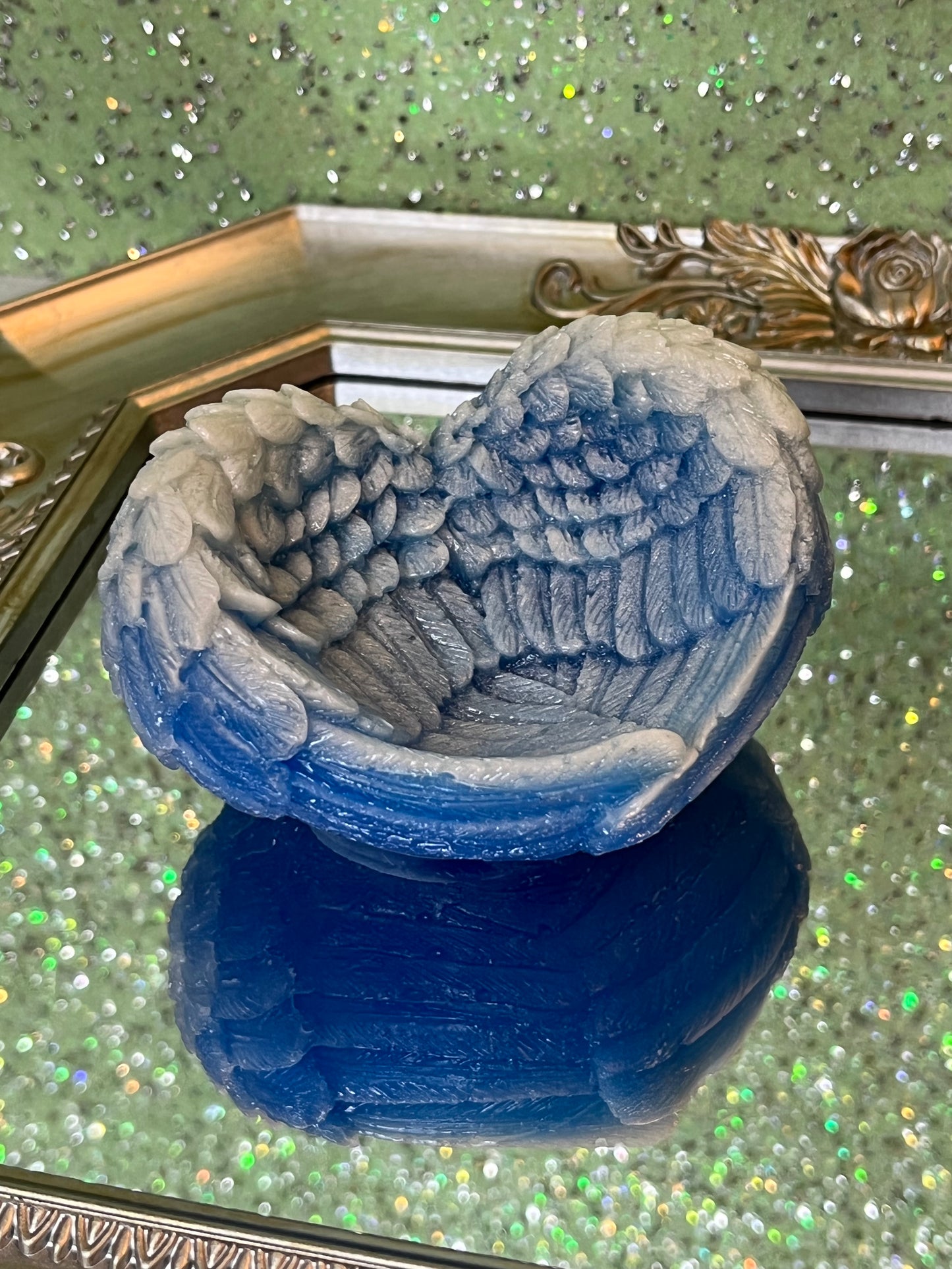 Luminous wing sphere holder